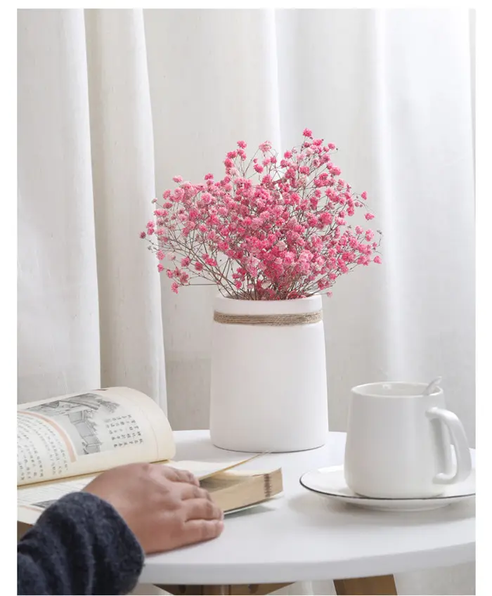 契約された現代的な居間の家具創造的な家具の記事白いセラミック花瓶麻ロープ日本のセラミック