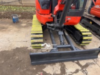 Mini-excavatrice sur chenilles d'occasion Kubota U27 2T avec moteur et système hydraulique fiables, idéale pour les chantiers étroits et les travaux d'aménagement paysager