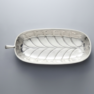 Plateau de service élégant en acier inoxydable avec motif feuille, finition métallique polie, poignée, usage résidentiel, compatible lave-vaisselle - Product Image 1