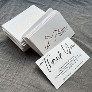 นามบัตรลายเส้นนามธรรมแบบมินิมอล งานศิลปะฟอยล์สีโรสโกลด์ พิมพ์โลโก้ตามสั่ง กระดาษสีขาว การ์ดขอบคุณ - Product Image 4