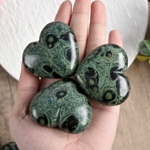 Venta al por mayor de piedras de jaspe Kambaba en forma de corazón, talladas en cristal natural pulido, para regalo. - Product Image 4