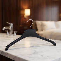 Perchas de inyección de plástico PS negras duraderas de un solo nivel para trajes de ropa superior de mujer abrigo armario Almacenamiento de ropa sala de estar