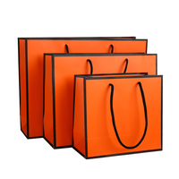 Sac en papier de luxe personnalisé et recyclable avec logo, en papier couché doré de qualité supérieure, avec poignée longue, pour emballage cadeau