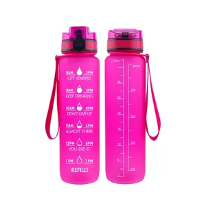 Em estoque, suporte OEM garrafa de água de plástico sem BPA para uso ao ar livre com corda de transporte e balança de marcador de tempo na China