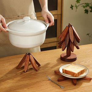 Posavasos de madera maciza con forma de árbol de Navidad, tapete aislante del calor para uso en mesas, cuencos y ollas - Product Image 2