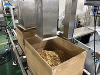 Machine de remplissage automatique de boîtes/boîtes en papier de 5kg 10kg 15kg 20kg d'aliments pour animaux de compagnie de noix de dattes sèches