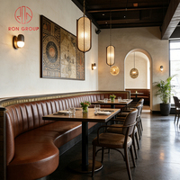 Ensemble de mobilier de salle à manger commercial moderne : banquette en cuir marron avec finition métallique, table en bois et chaises en cuir à pieds en bois