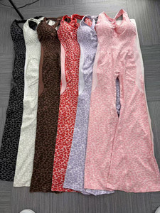 Nuova Tuta Intera da Yoga in Maglia con Stampa Leopardata da Donna 2026, con Imbottitura sul Petto, Pantaloni a Zampa e Spalline Incrociate sul Retro - Product Image 2