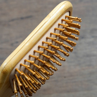 Grande brosse à cheveux naturelle carrée et ovale en bois pour le massage du cuir chevelu.