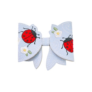 Barrette à cheveux en cuir PU brodée de coccinelle et de fleurs pour enfants, avec nœud, faite à la main, cadeau mignon - Product Image 2