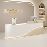 Bureau d'accueil moderne et minimaliste en cuir avec finition courbée et effet brûlé pour salons de beauté, magasins de détail et bureaux d'entreprise
