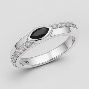 Bague en argent sterling 925 avec onyx noir - Pierre sertie en marquise avec bande pavée de zirconiums cubiques - Product Image 1