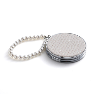 Miroir de maquillage compact rond double face avec housse en tissu et chaîne perlée en fausses perles, miroir cosmétique de poche portable - Product Image 3