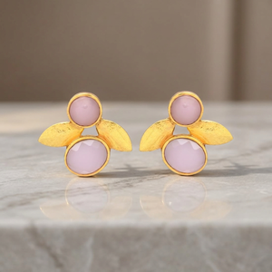 Boucles d'oreilles pendantes indiennes faites à la main en laiton plaqué or 14 carats avec perle, bijoux unisexes en gros - Product Image 3