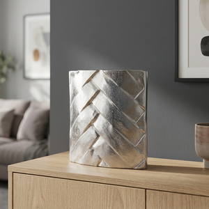 Ensemble de vases en métal au design raffiné et contemporain, motif plume, fait main, décoration de table, finition dorée, hauteur 34 cm et 28 cm - Product Image 6