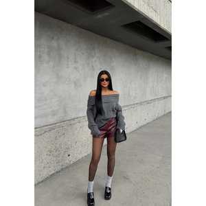 กางเกงขาสั้นหนัง PU สีแดงเบอร์กันดี ไซส์ XS สำหรับผู้หญิง แต่งซิป พร้อมลายโลโก้ที่เอว ตกแต่งด้วยผ้าโพลีเอสเตอร์ - Product Image 1