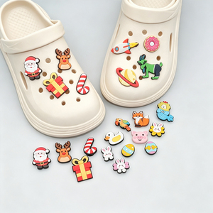 Dijes de PVC Personalizados al por Mayor con Logotipo Original de Diseñador, Alfabeto Popular, Dibujos Animados 2D 3D, Ecológicos, Marca PINSHUO, para Zapatos - Product Image 6