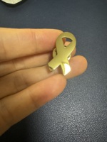Yiwu Aceon acier inoxydable blanc personnalisé bricolage graver taille personnalisée brillant poli cancer du sein alarme or ruban broche broche