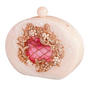 Pochette en résine rose avec décoration en forme de cœur perlé, sac de soirée fait main, sac en résine - Product Image 1