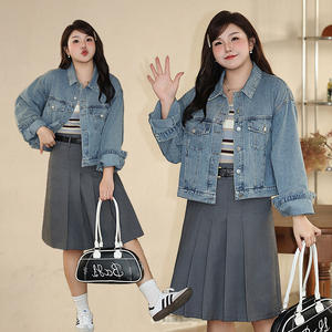 ชุดเสื้อแจ็คเก็ตยีนส์และกระโปรงจีบสำหรับผู้หญิงซูโจว สีฟ้าอ่อน ผ้าฝ้าย ไซส์พลัส แขนยาว ดีไซน์กระเป๋า รุ่น N8578 - Product Image 3