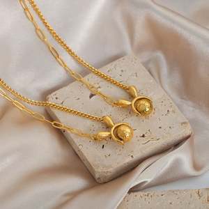 Collar con Colgante de Acero Inoxidable Dorado con Diseño de Oreja de Conejo de Fútbol, de Alta Gama, Simple y Personalizado, para Aniversario - Product Image 4