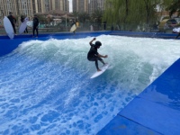 Simulateur de surf commercial personnalisé bleu clair, équipement d'amusement aquatique à vague de queue, PVC, acier inoxydable 304
