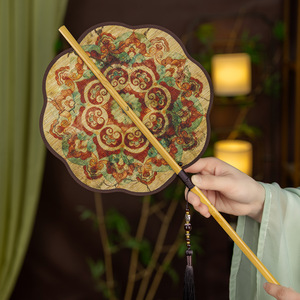 Auténtico Abanico Chino de Bambú con Mango Largo, Enrollable y Portátil, Accesorio Hanfu con Patrones Artísticos del Paisaje de Dunhuang - Product Image 1