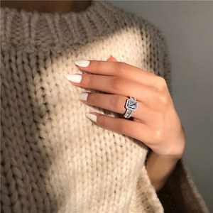 Anello Quadrato di Lusso per Donne, Gioiello da Dito con Accenti Eleganti, Accessorio per Feste e Appuntamenti - Product Image 4