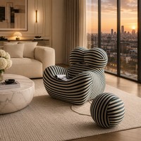 Fauteuil à bascule UP5 iconique et moderne, style italien de luxe léger, avec repose-pieds sphérique, idéal pour salon, chambre et espace détente.