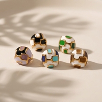 Cincin Baja Anti Karat Berlapis Emas 18K Model Bola Terpilin Enamel Vintage Motif Bunga Warna Kontras Simpul Cincin Statement Perhiasan Tahan Air