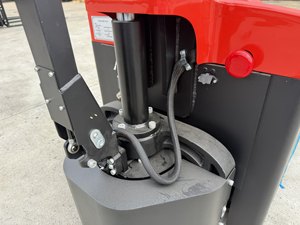 Chariot <span class=keywords><strong>à</strong></span> palettes tout-terrain 3T EPG230 : Batterie 48V/30Ah, fourches de 1200 mm, système Curtis, moteur 1,8 kW, double roues avant. - Product Image 3
