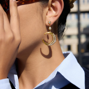 Pendientes Colgantes de Luna Chapados en Oro con Zirconia Engastada en Bisel de Acero Inoxidable para Uso Diario - Product Image 3