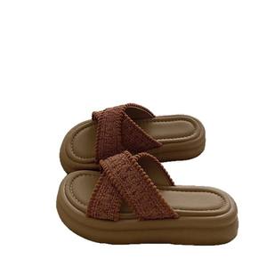 Disfruta de las vacaciones de verano en la playa con sandalias de playa para mujer con suela gruesa de 4 cm que aumentan la altura, para uso en exteriores - Product Image 1