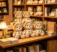 Ours en peluche Genial Tan avec capuche d'ours, gilet blanc, short avec emblème pot de miel, personnalisé, assis