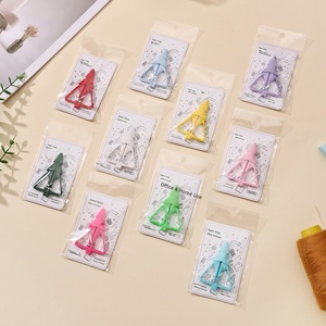 Mini-Weihnachtsbaum-Stickerei-Schere Tragbarer Fadenschneider Sicherheitsschere mit Schutzkappe für Handarbeit und Basteln - Product Image 3