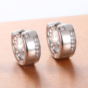 Orecchino a polsino a U da donna con zirconi, gioiello alla moda stile ufficio - Product Image 1