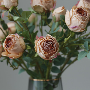 Décoration de mariage simple 5 têtes de roses vintage artificielles en soie à bord brûlé fleur de rose pour la décoration intérieure - Product Image 2