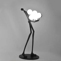 Populaire moderne créatif debout lumière Sculpture résine noir corps tenant des boules LED lampadaire pour salon décor lampadaire