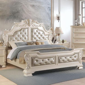 Ensemble de meubles de chambre à coucher de luxe blanc sculpté : Lit capitonné, commode avec miroir, table de chevet et meubles de rangement - Product Image 1