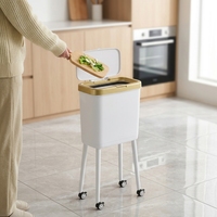 Lixeira de Cozinha Móvel com Rodas, Design de Pernas Altas, Tampa Articulada, Borda Dourada, Antiodor, Plástico Ecológico