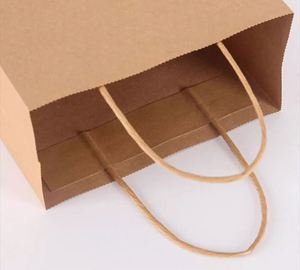 Sacs de shopping personnalisés en papier kraft brun et blanc avec poignées biodégradables pour les boutiques de vêtements - Product Image 1