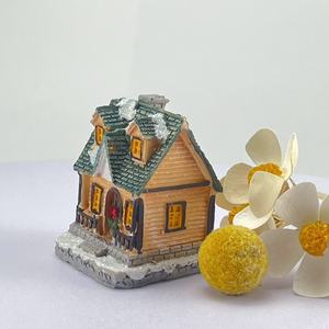 Casa de Navidad Hecha a Mano de Alta Calidad, Escultura de Resina, Adorable Estatuilla de Casa Pequeña para Regalo de Navidad - Product Image 3