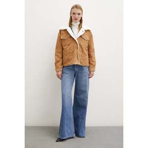 Chaqueta Safari de Gamuza Color Tabaco con Forro de Felpa, Manga Larga, Abrigo para Mujer - Product Image 4