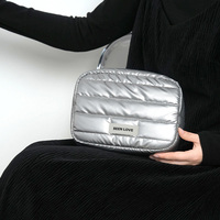 Pochette de maquillage matelassée imperméable avec fermeture éclair et compartiment pour le rangement des articles de toilette en voyage, avec logo personnalisé