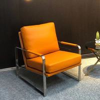 Fauteuil contemporain en cuir caramel avec base en métal laqué laiton pour chaises de salon