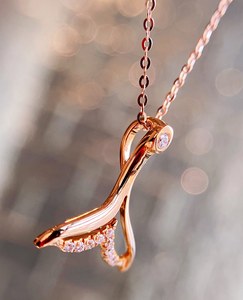Ciondolo alla Moda in Oro Giallo 18K Massiccio, Charm a Coda di <span class=keywords><strong>Sirena</strong></span> con Diamante Naturale Taglio Brillante Certificato, Collana per Donne - Product Image 5