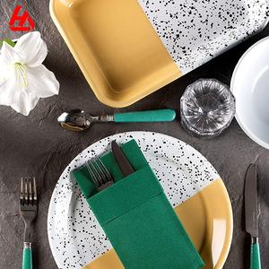 Serviettes de table en <span class=keywords><strong>papier</strong></span> Airlaid <span class=keywords><strong>vert</strong></span> émeraude personnalisées avec poche pour couverts - Product Image 5