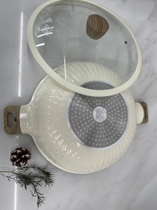 Set di Pentole Uakeen 9 Pezzi Antiaderenti in Alluminio: Casseruola 4.6L, 7L, Padella per Pizza 0.7L, Padella Profonda 4.2L, Wok 5.6L per Cucina di Lusso - Product Image 6
