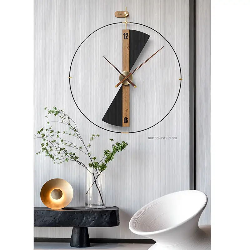 スペインのモダンなミニマリストの壁の装飾リビングルームホームファッションパーソナリティ時計ライト高級ミニマリストの壁時計