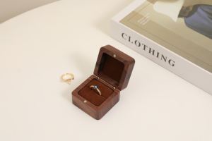 Caja de Anillo de Compromiso de Madera EleQueen en Oferta, Caja de Almacenamiento de Joyas Cuadrada de Madera de Nogal Macizo con Cierre, Color y Tamaño Personalizables - Product Image 6